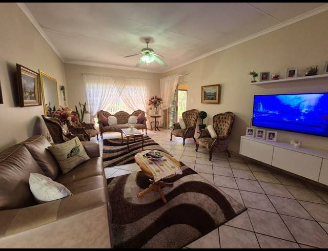 2 BEDROOM TOWNHOUSE FOR SALE IN VANDERBIJLPARK SE 2